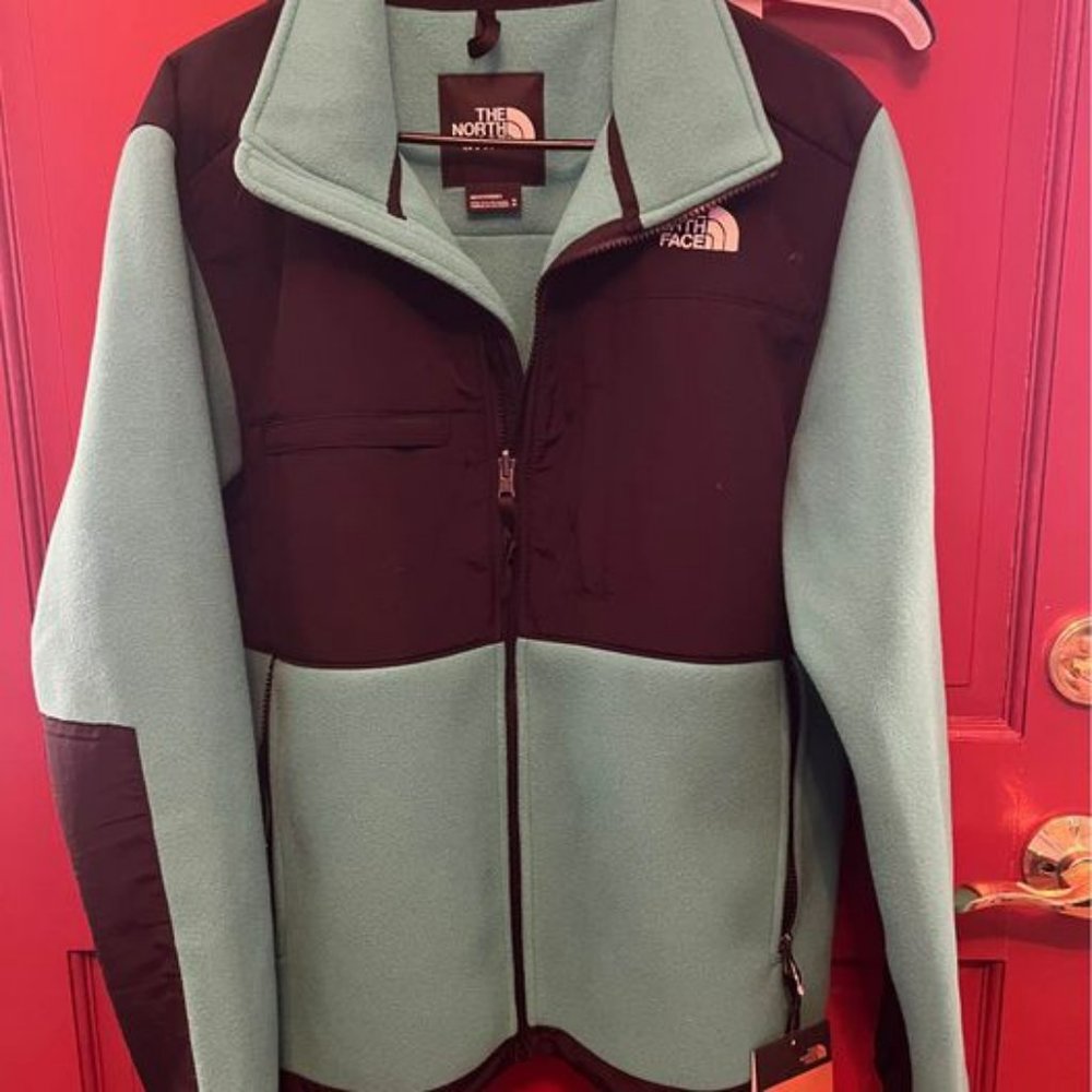New with tags authentic The North Face Denali 2 Jacket for men size medium GREEN